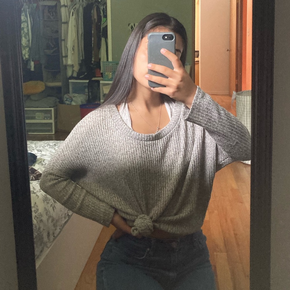 FALL SALE 🍂 Grey lightweight knit sweater - Picture 1 of 5